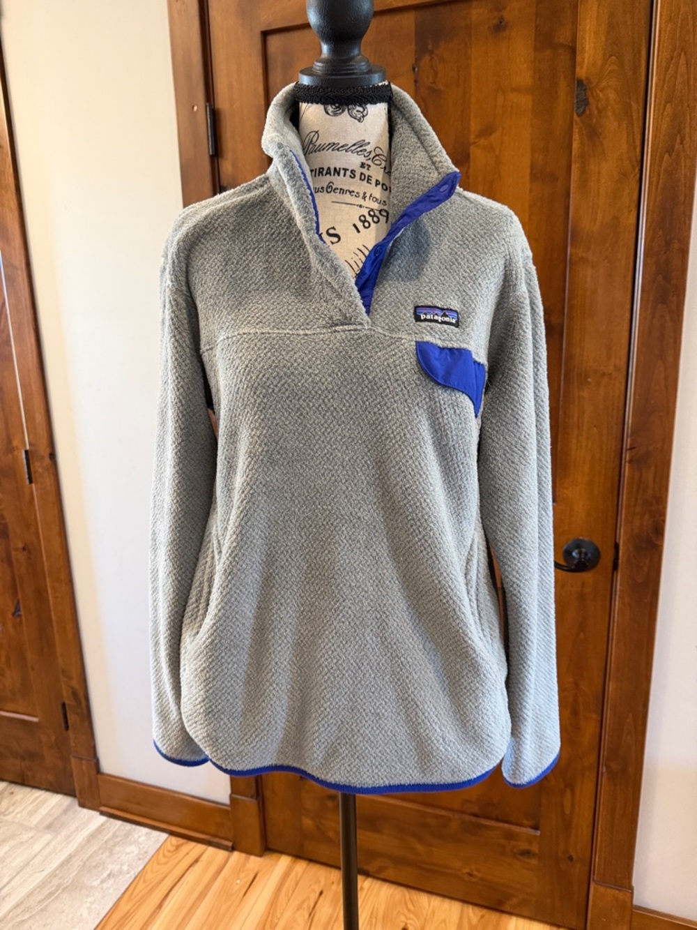 Patagonia Gray Fleece Pullover with Blue Accents Size Large